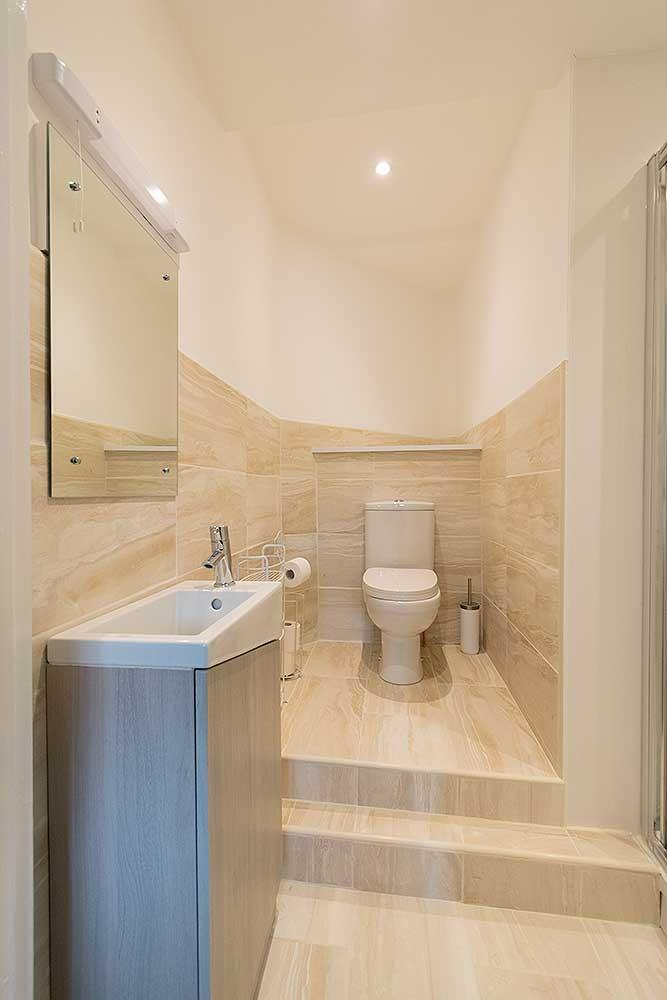 room-3-ensuite-wc+basin.jpg
