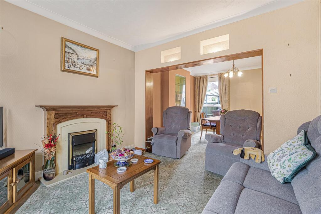 Lounge/dining room .jpg