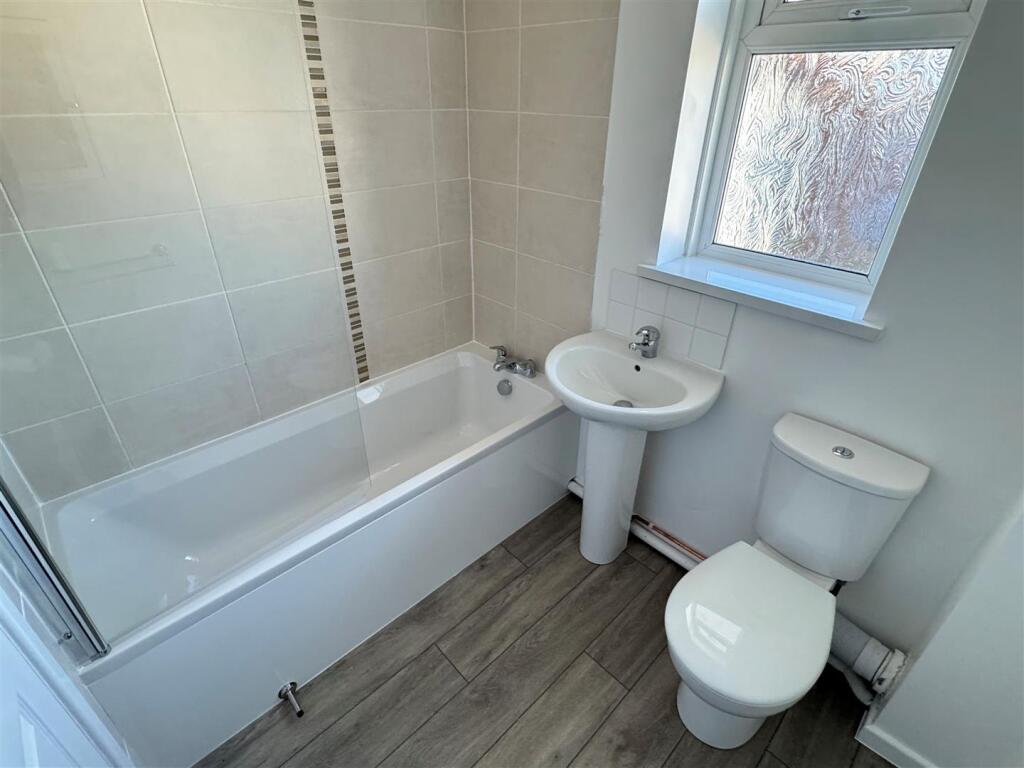74 Pydar Close Bathroom