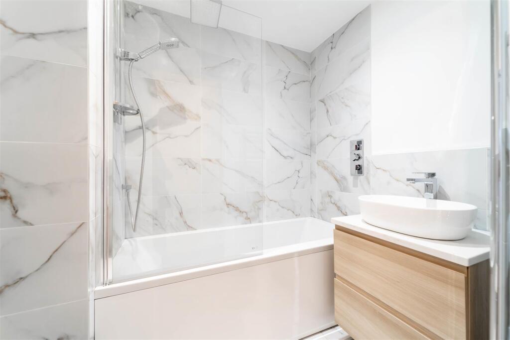 Centurion Apt 19 Bathrooms-1.jpg