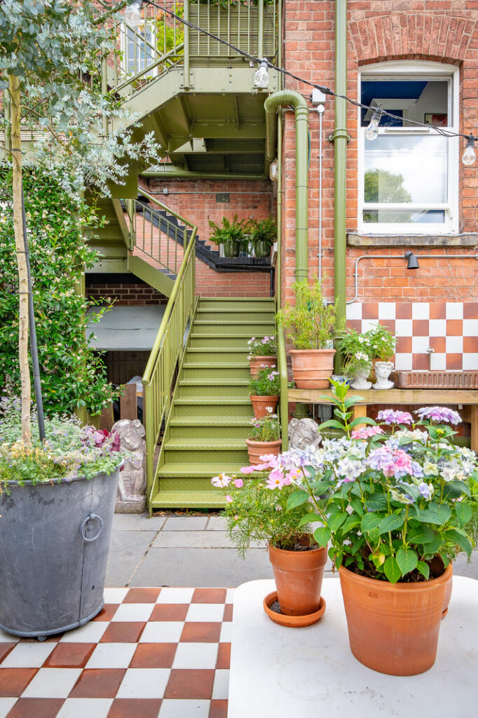 300832 - Ollie's external image.jpg