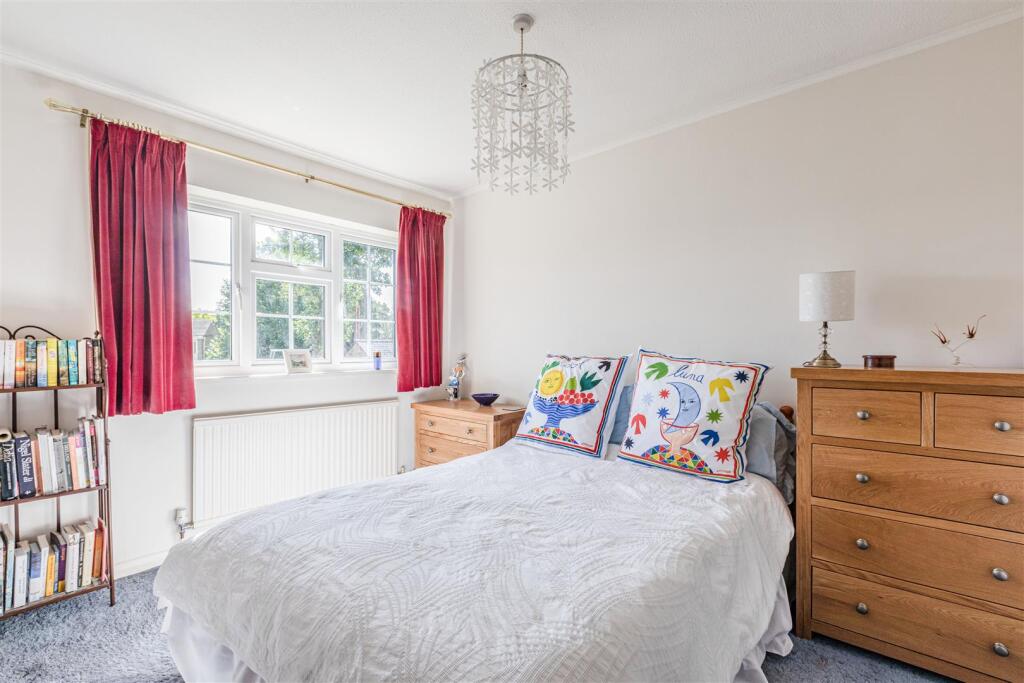 4 Digby Way, Byfleet - 2.jpg