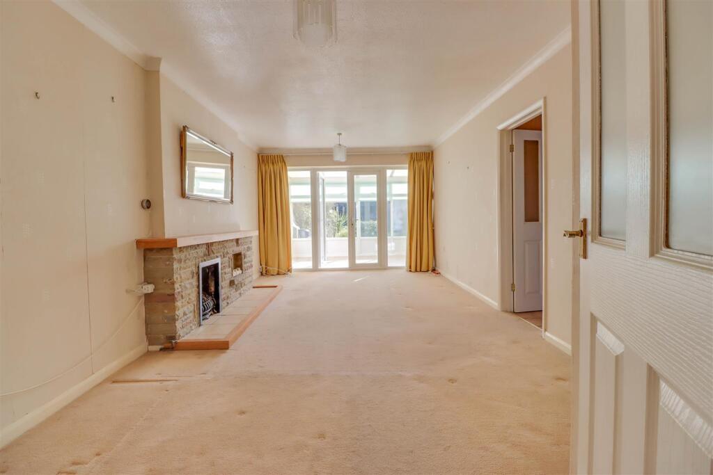 18 HIGHCLIFFE WAY 2025-2.jpg