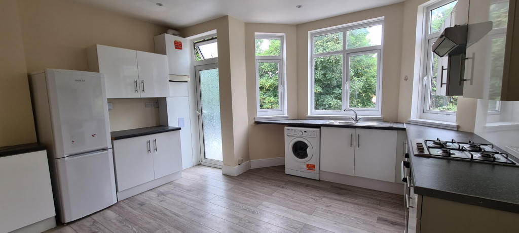 KITCHEN/ LOUNGE