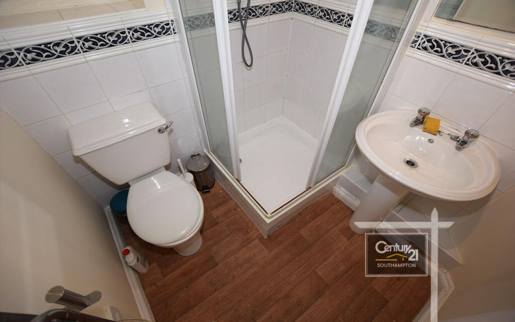 MASTER BEDROOM ENSUITE