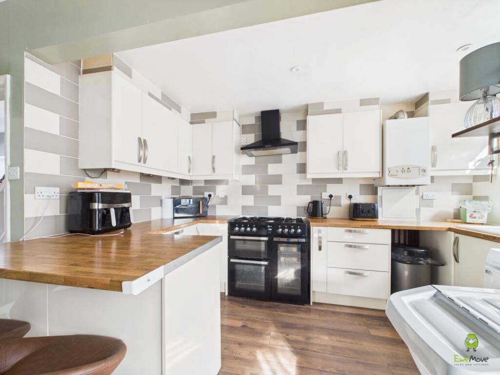 CAM03779G0-PR0301-STILL010