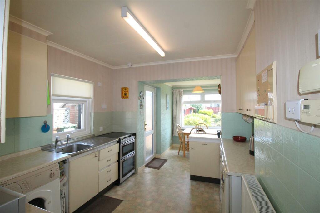 Clive Ave, 31 Kitchen.JPG