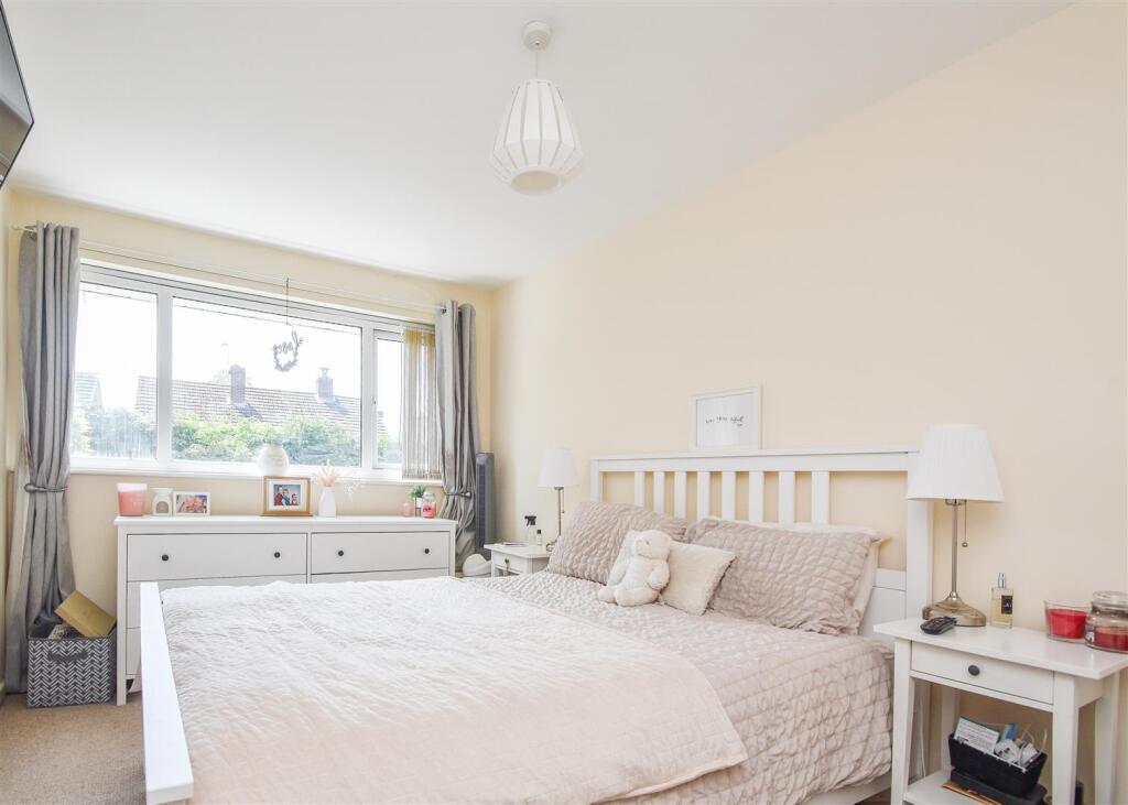 3 Ashfields - Bed 1.jpg