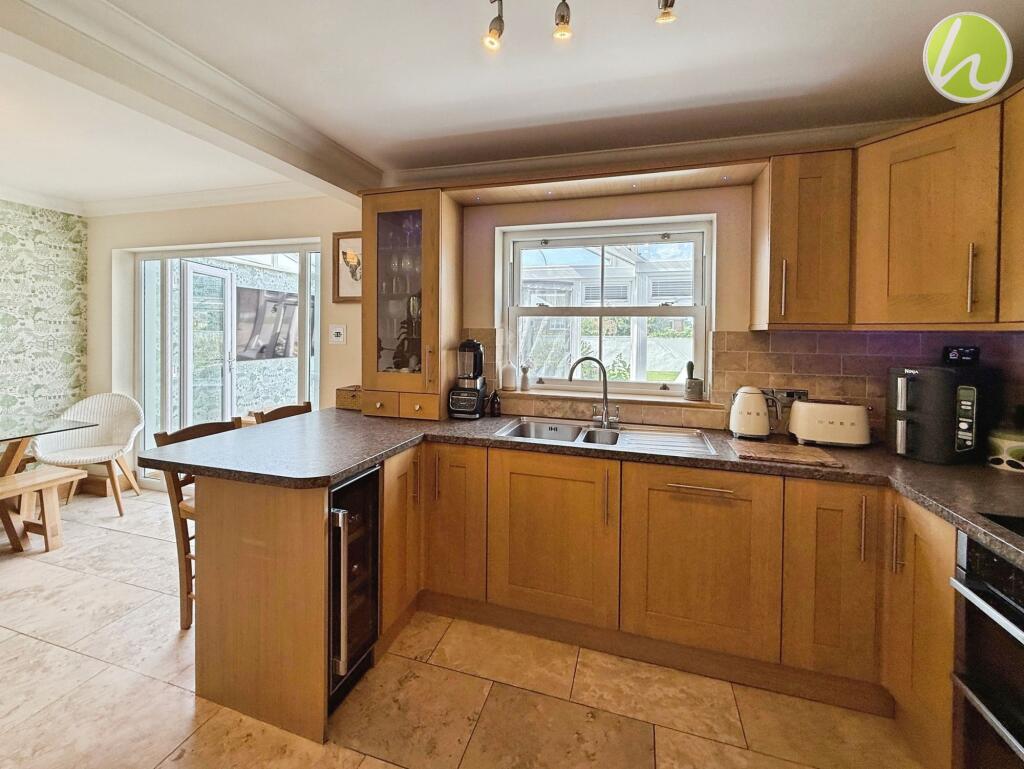 Kitchen/ Dining Room