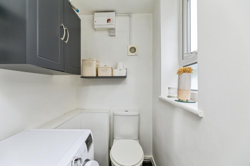 pbox-bathroom-327107.jpg