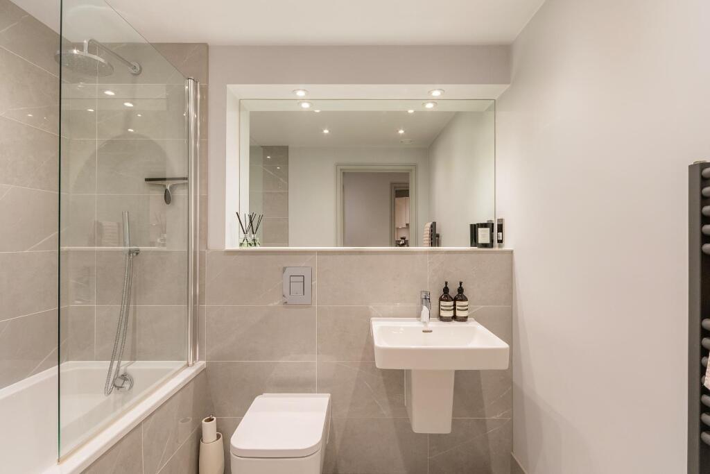 0F1HRE - Bathroom B.jpg