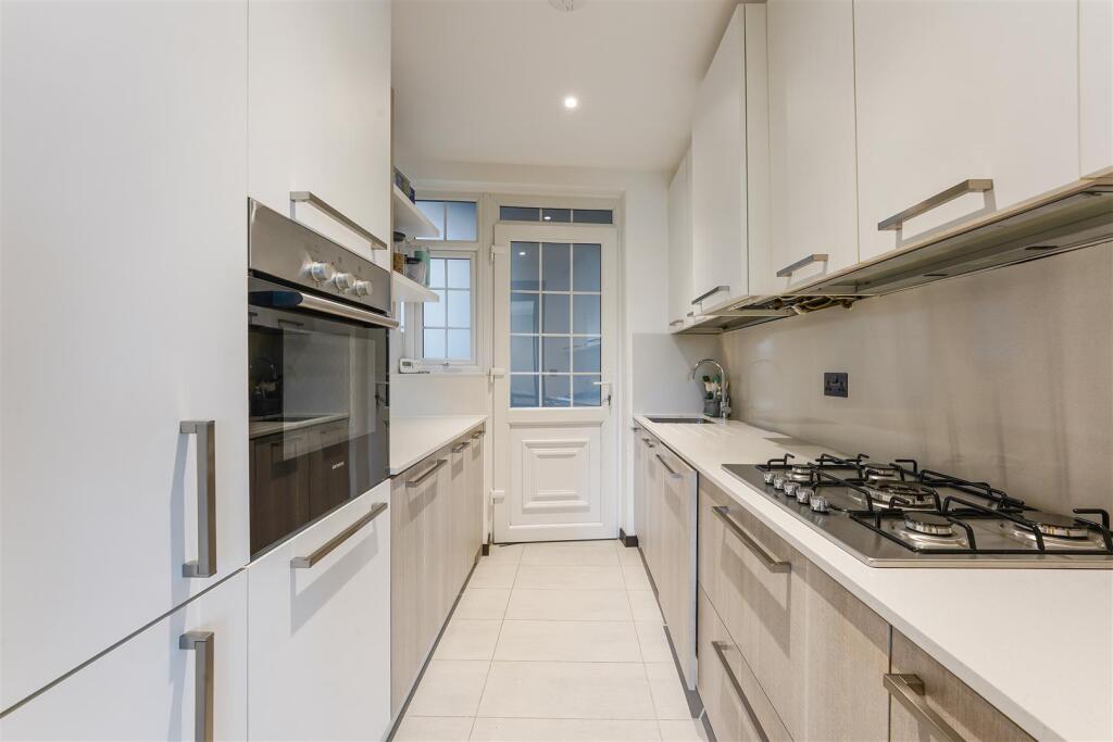 Flat 28, Ovington Court  (10).jpg