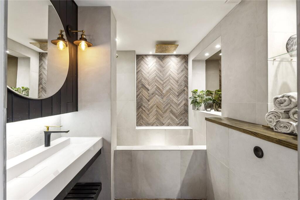 En Suite Bathroom