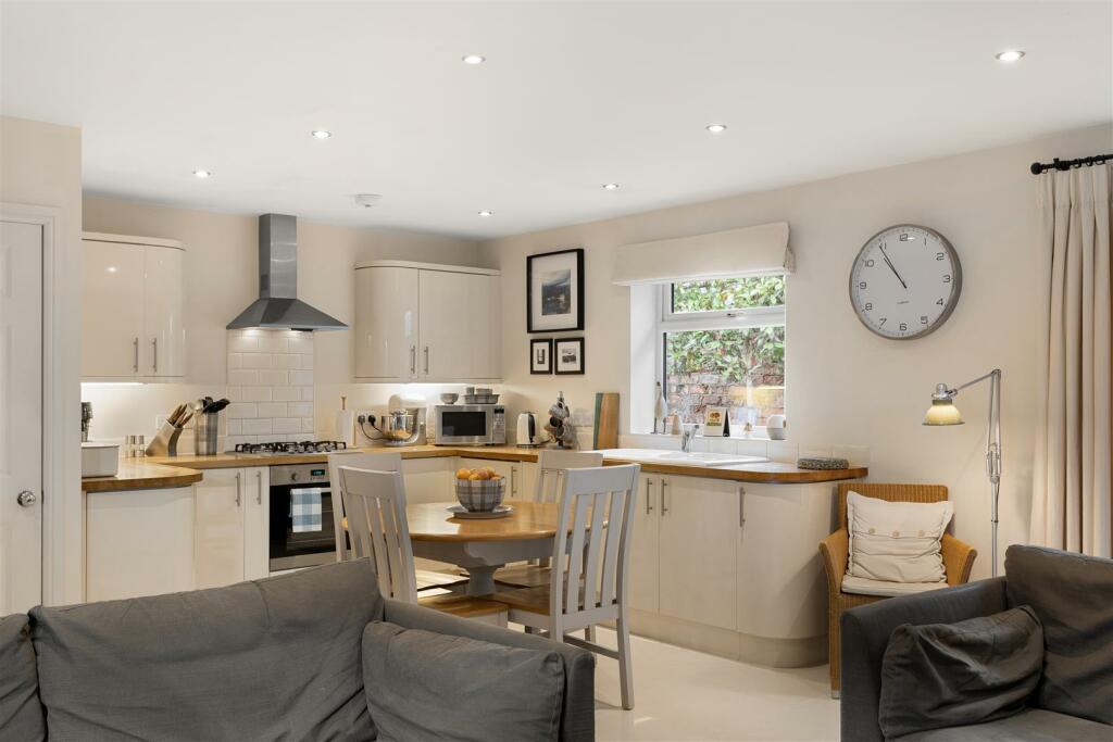 KITCHEN/LIVING SPACE