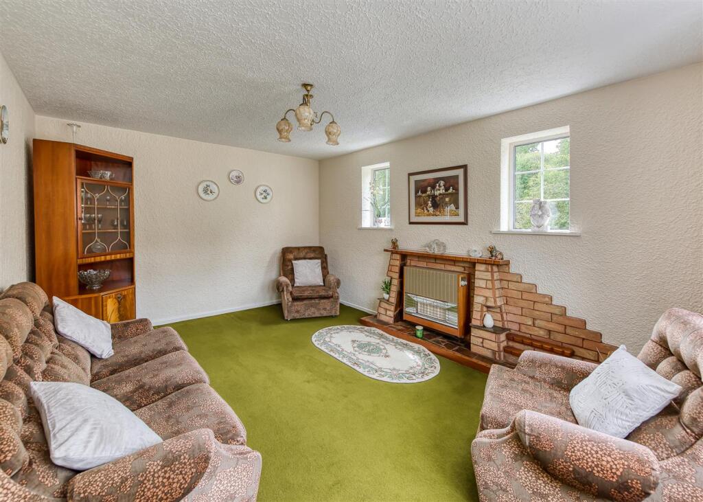 5 Churchward Grove-Living Room.jpg