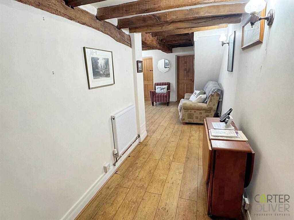 ENTRANCE HALL THROUGH TO LOUNGE.jpg