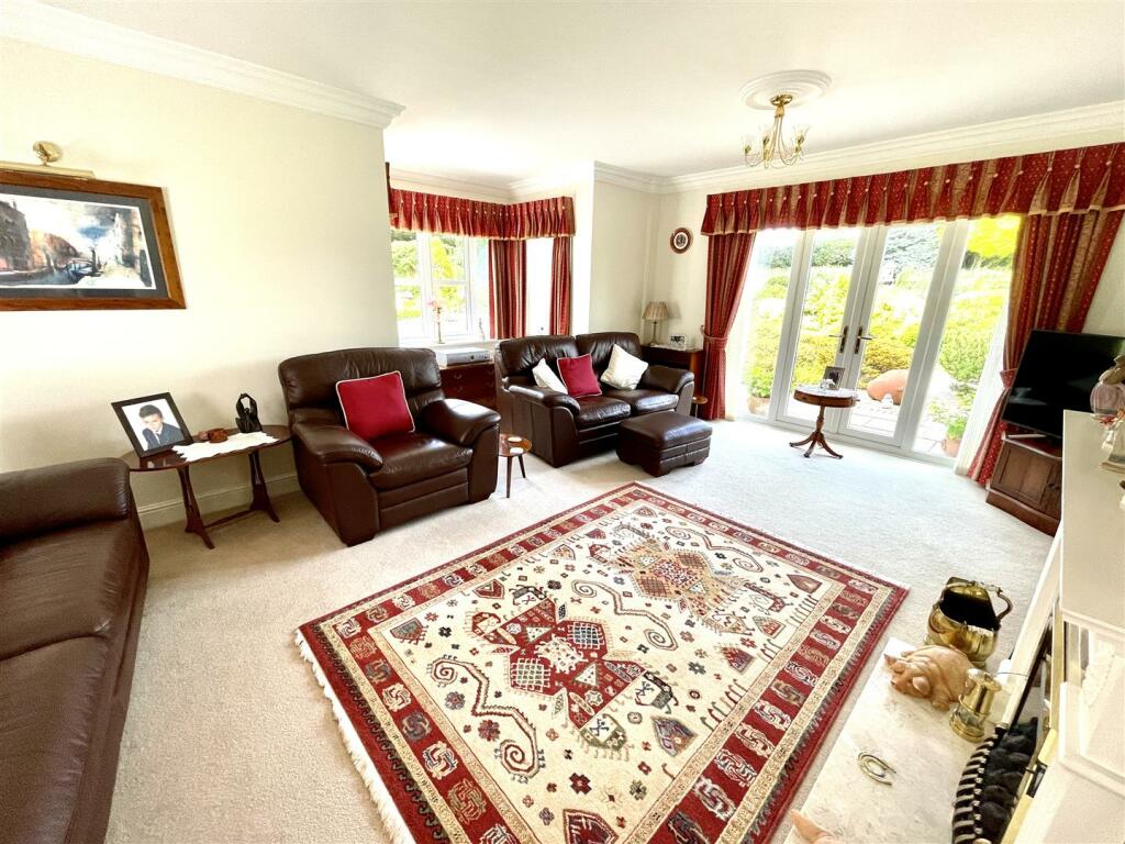 LIVING ROOM.jpeg