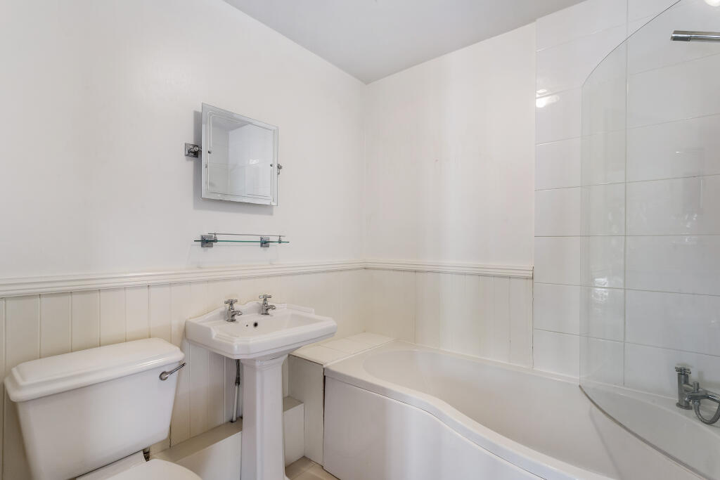 Family bathroom 1.jpg