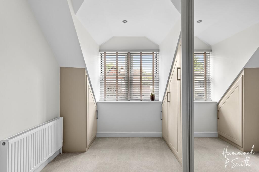 Bedroom (Walk-in wardrobe)