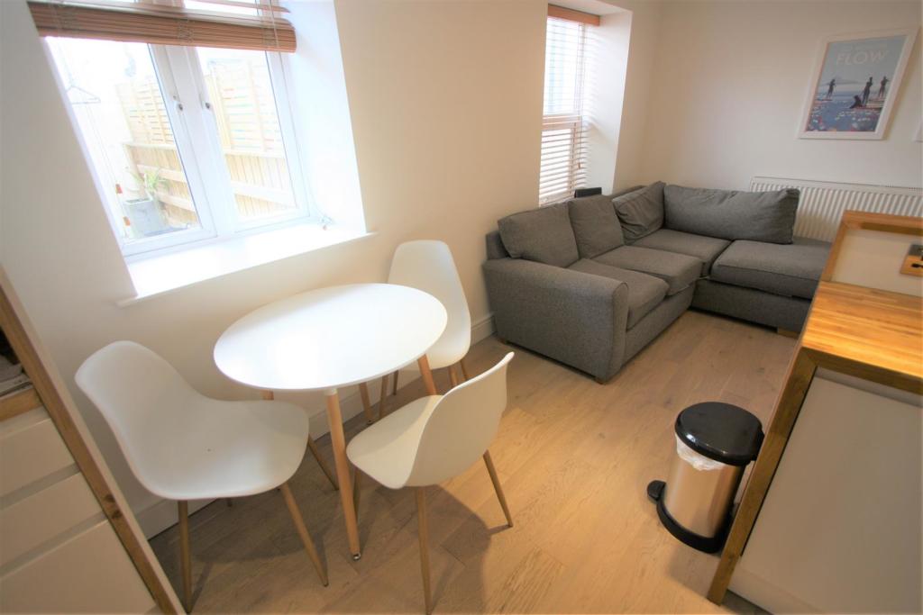 Flat 3, 10-12 Tolcarne Road Dining Area
