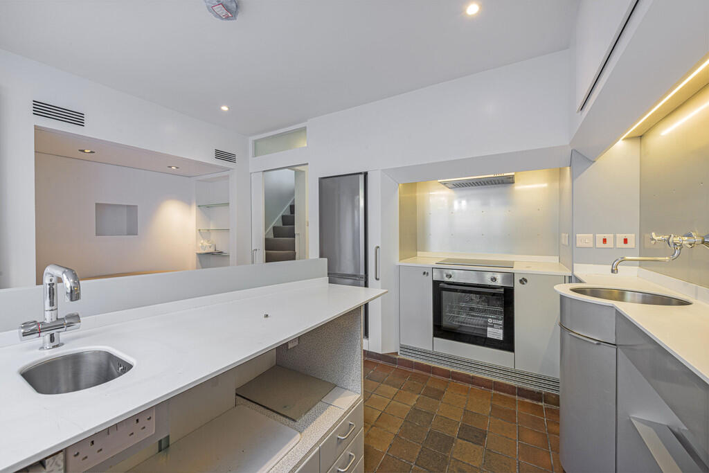 53 Slaidburn St K...