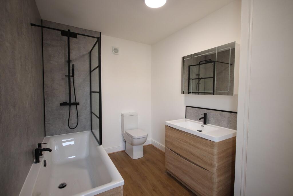 First Floor Main Bathroom