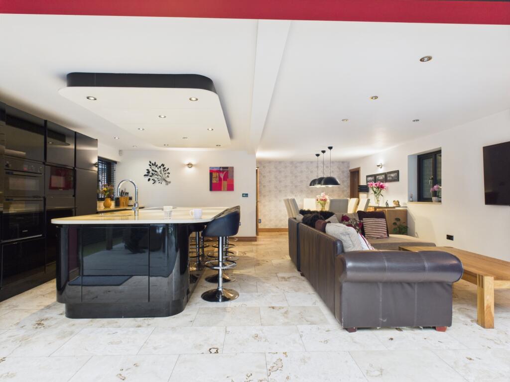 CAM03729G0-PR0082-STILL011