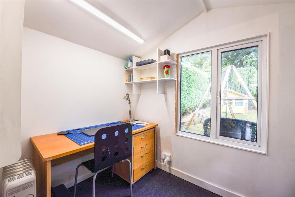 85 Wyphurst Road GU6 Crowes Cranleigh  (17 of 19).