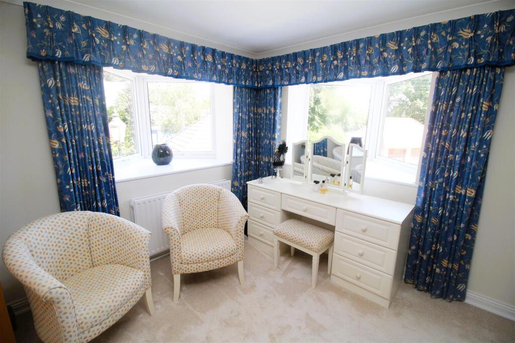 side apset main bed .JPG