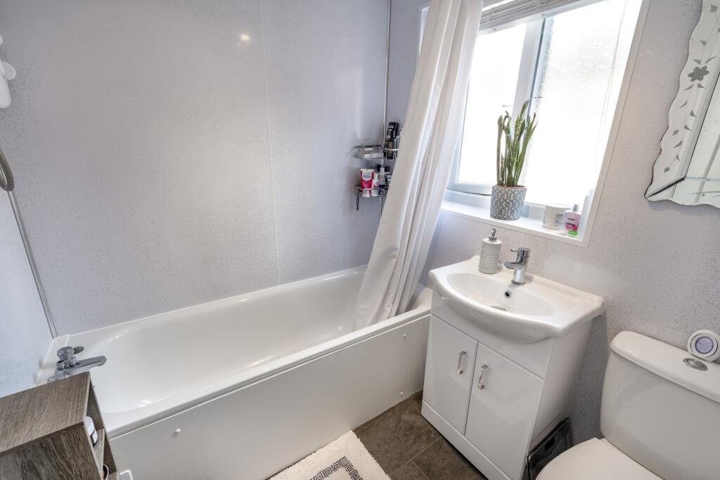 EweMove Estate Agents Scunthorpe - Bathroom