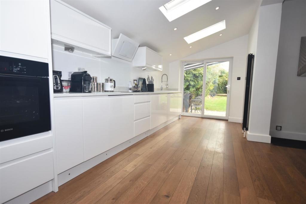 Kitchen 1.jpg