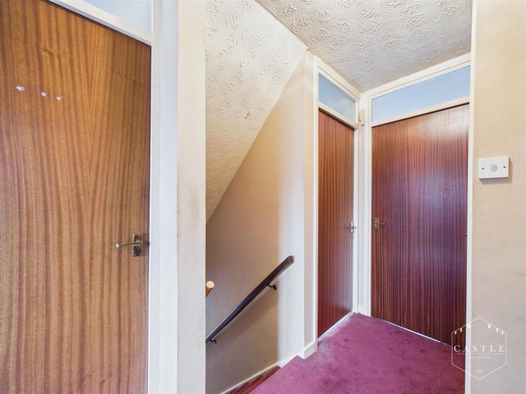 FIRST FLOOR LANDING