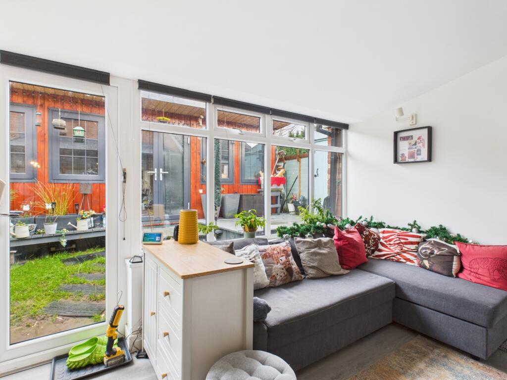 CAM03729G0-PR0195-STILL020