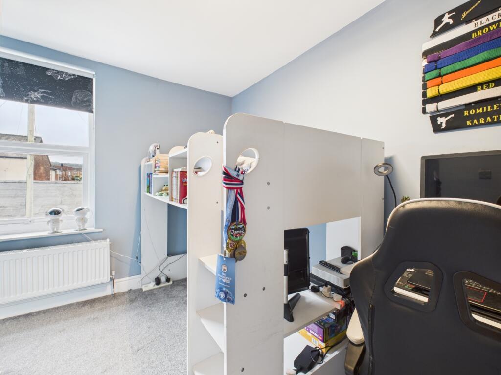 CAM03729G0-PR0170-STILL035 (1)