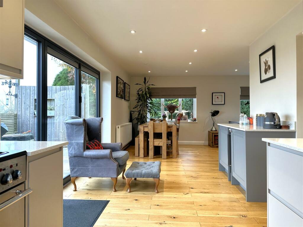 Living/Dining Kitchen With Bi-Fold-Doors  282