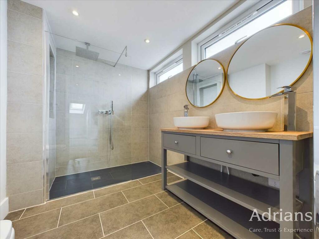 EN-SUITE SHOWER ROOM