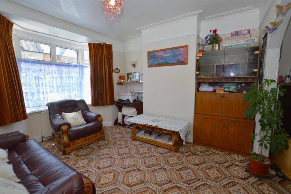 31 Argyle Avenue living room.JPG