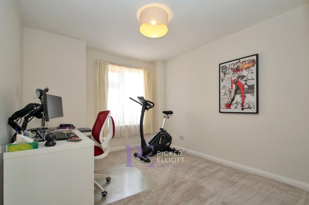 Ground floor bedroom/study