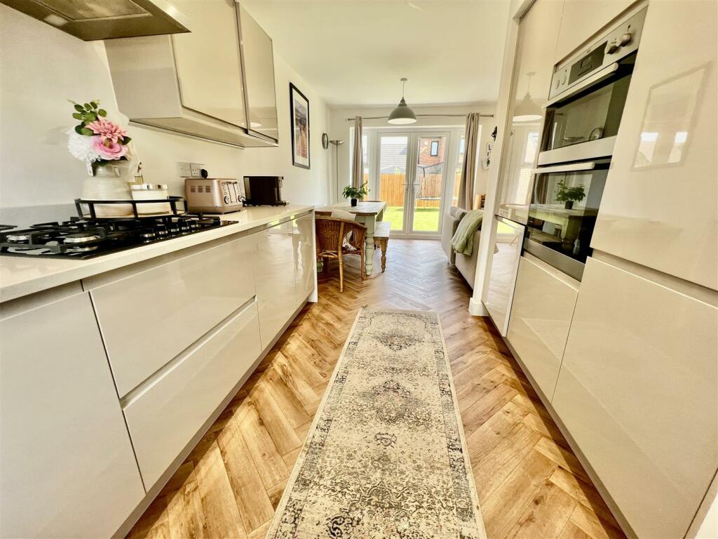 KITCHEN/DINER/PLAYROOM