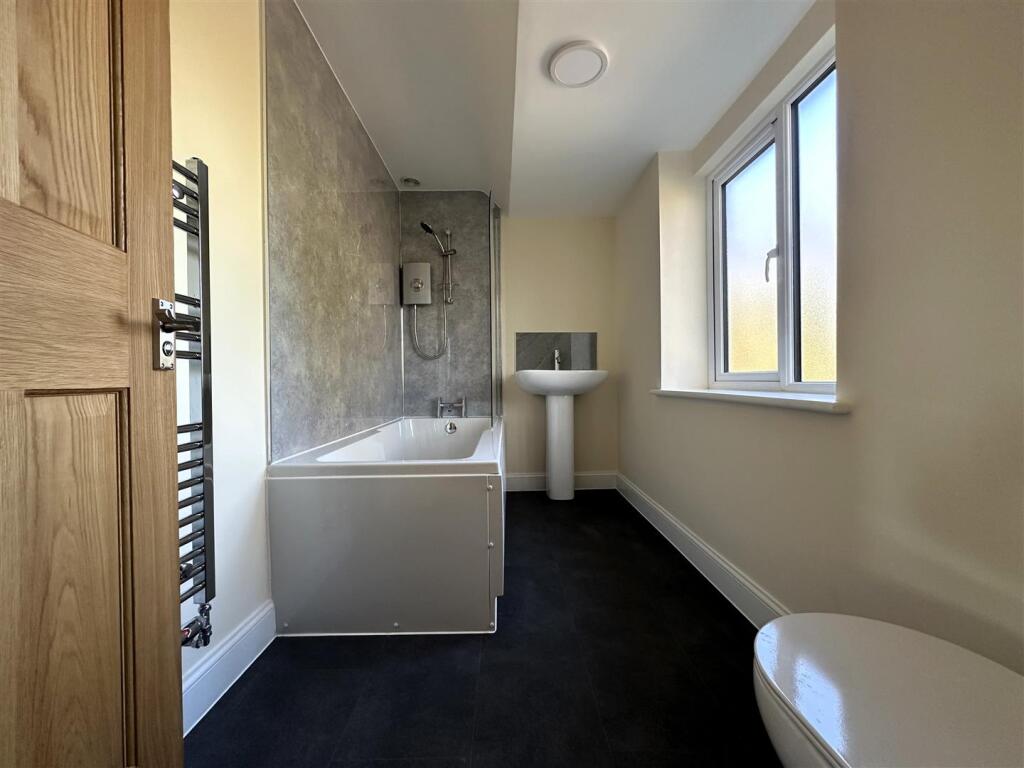 Bathroom I.jpg