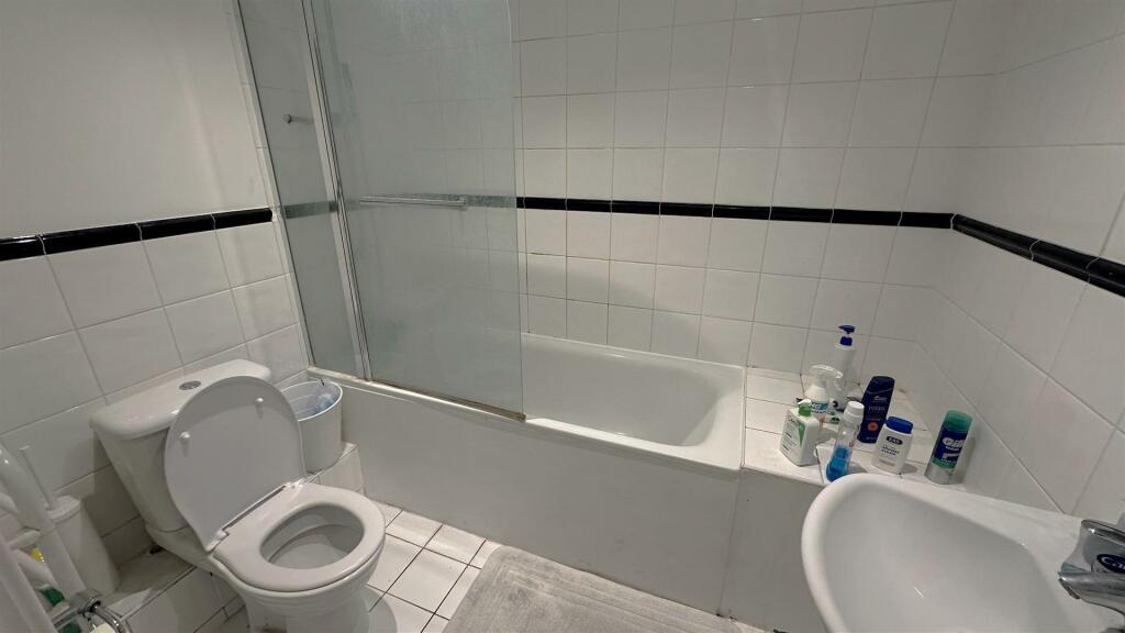 Bathroom, Connexions Building, Eden Harper SW11