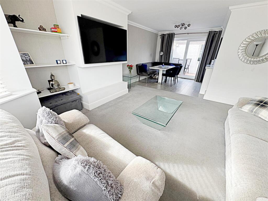 LOUNGE/DINING AREA