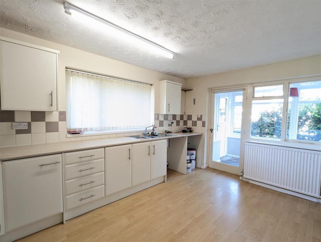 11 Parkwoon Close - Kitchen