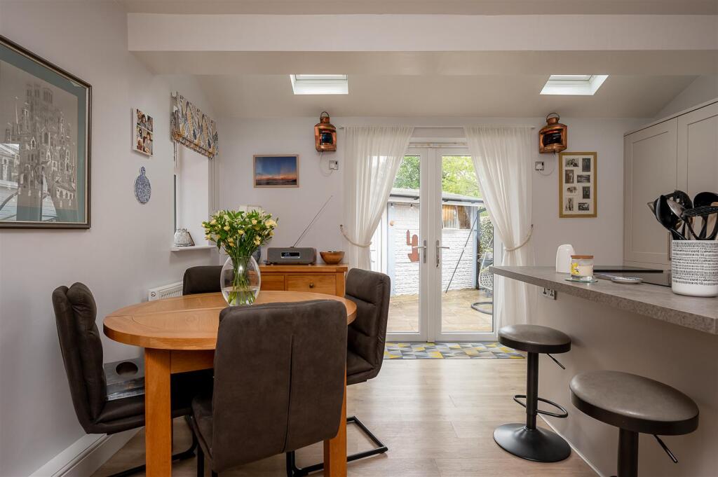 KITCHEN / DINER