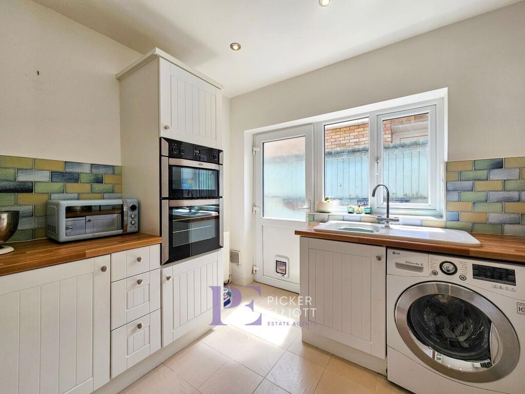 RE FITTED KITCHEN