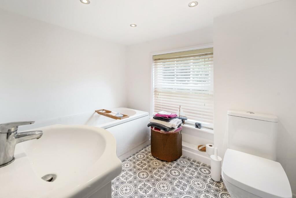 UPSTAIRS BATHROOM.jpg