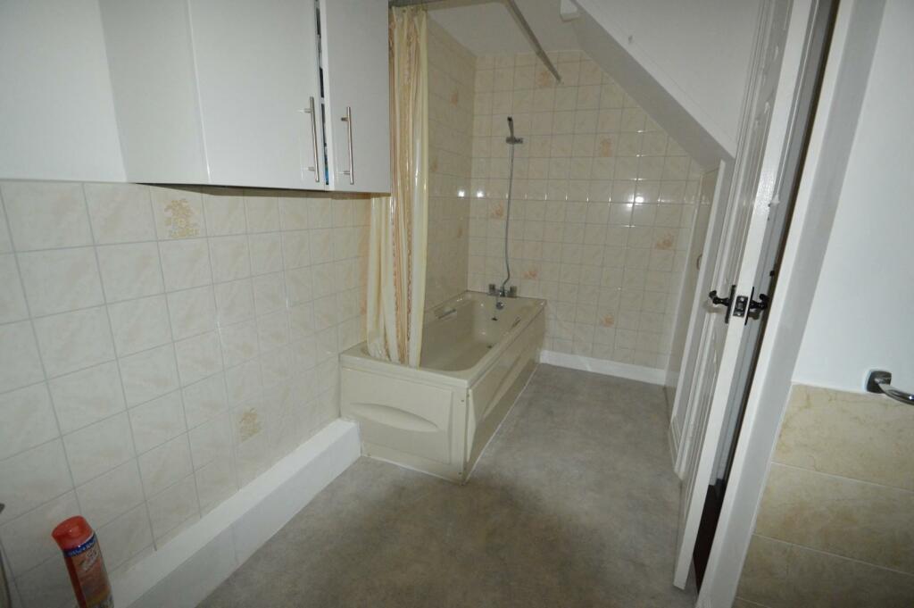 Church View flat bathroom.JPG
