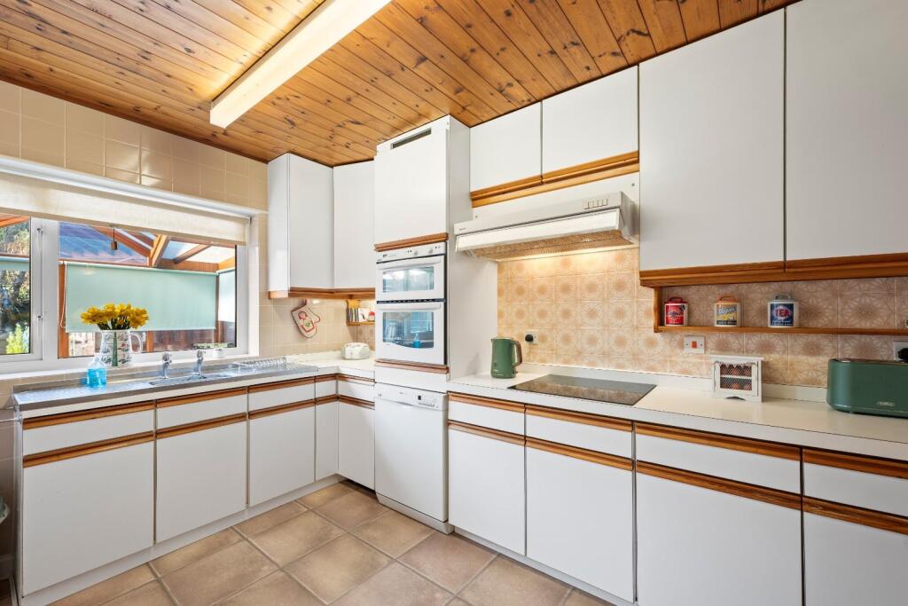 KITCHEN 02.jpg