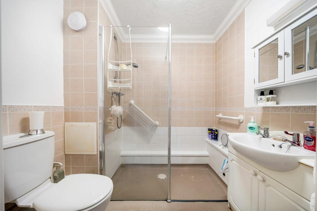 Bathroom W.C (1)