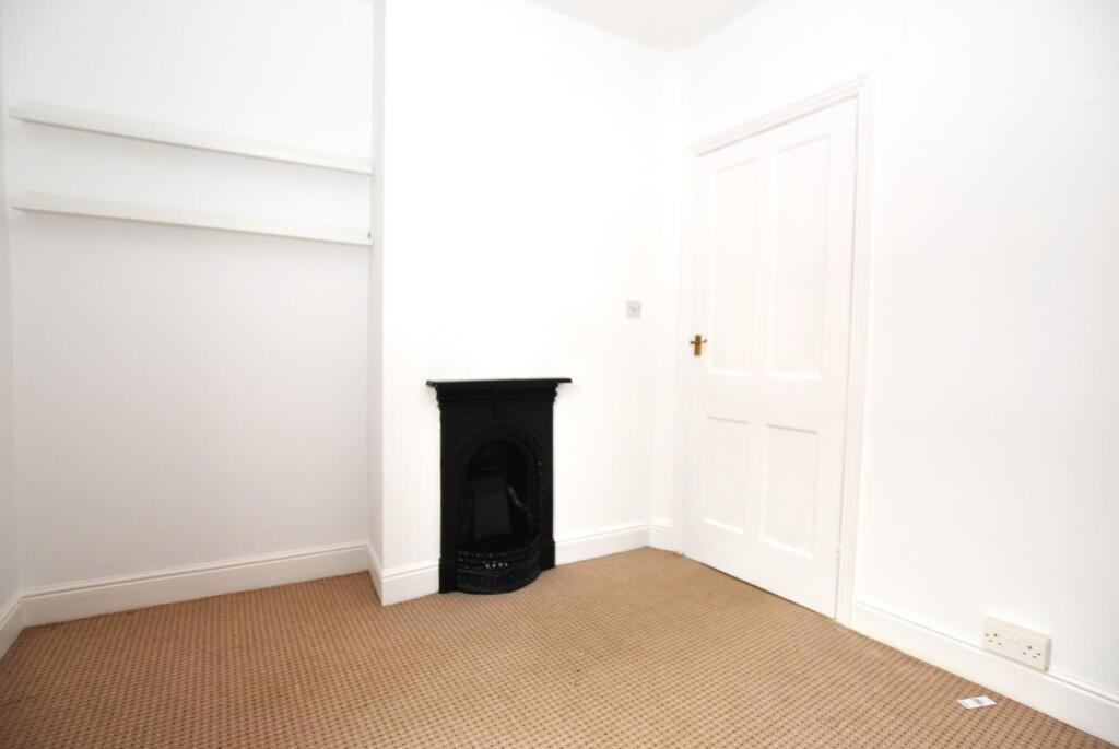 Front bedroom (3).JPG